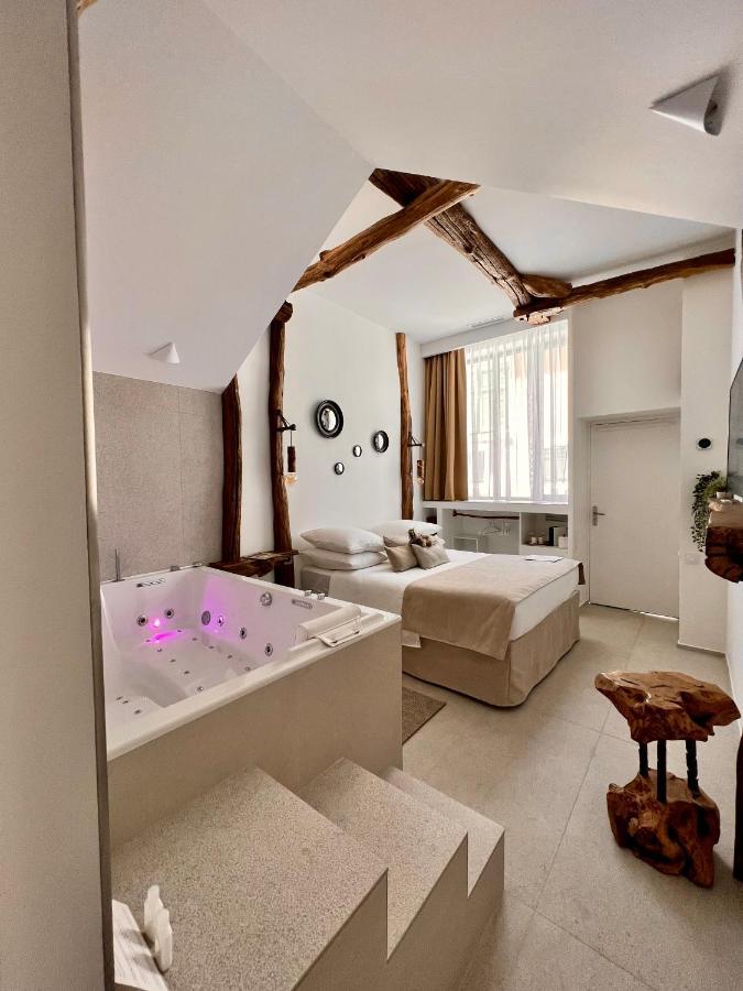 Tamarin & Capucin Suite Balneo Aubagne Exterior photo